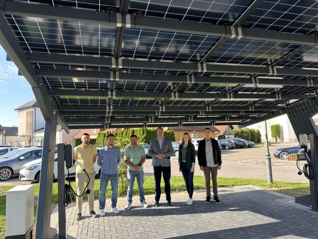 Carport elektryczny z ładowarką - zdjęcie grupowe z przedstawicielami gminy Osiek Jasielski
