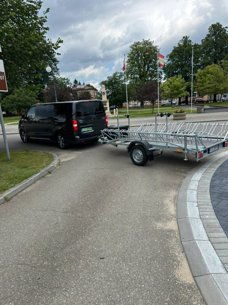 Zdjęcie przyczepki i samochodu do przewozu rowerów elektrycznych