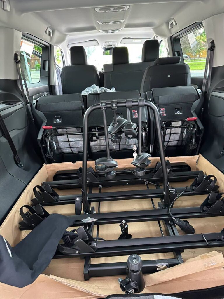 Zdjęcie bagażnika samochodu do przewozu rowerów elektrycznych