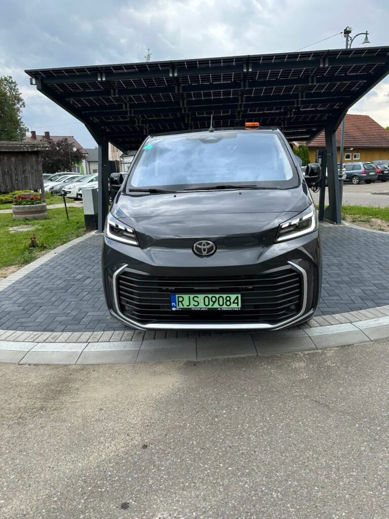 Zdjęcie frontalne samochodu do przewozu rowerów elektrycznych
