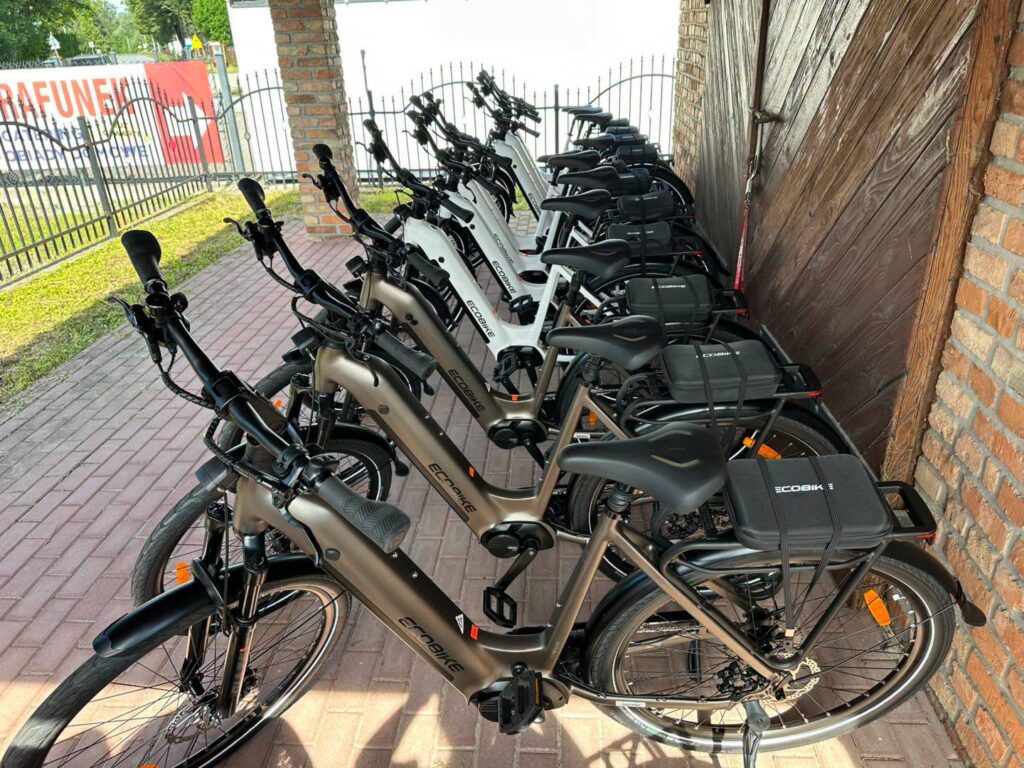Stojące w rzędzie, zakupione rowery elektryczne dla gminy Osiek Jasielski