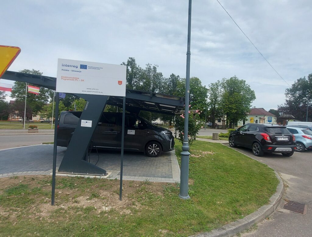Carport fotowoltaiczny w Osieku Jasielskim i tablica Interreg Polska - Słowacja