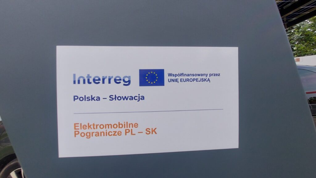 Naklejka Interreg Polska-Słowacja na carporcie fotowoltaicznym