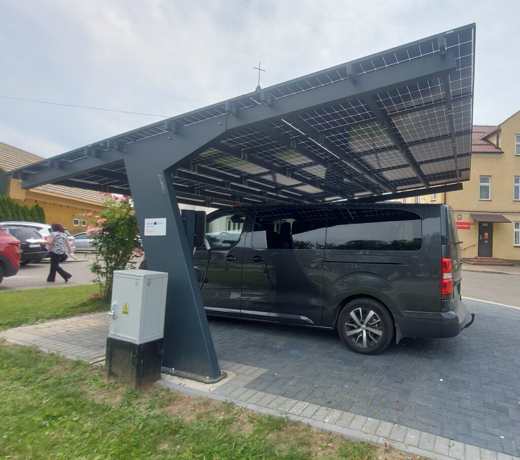 Bus elektryczny pod carportem fotowoltaicznym w Osieku Jasielskim