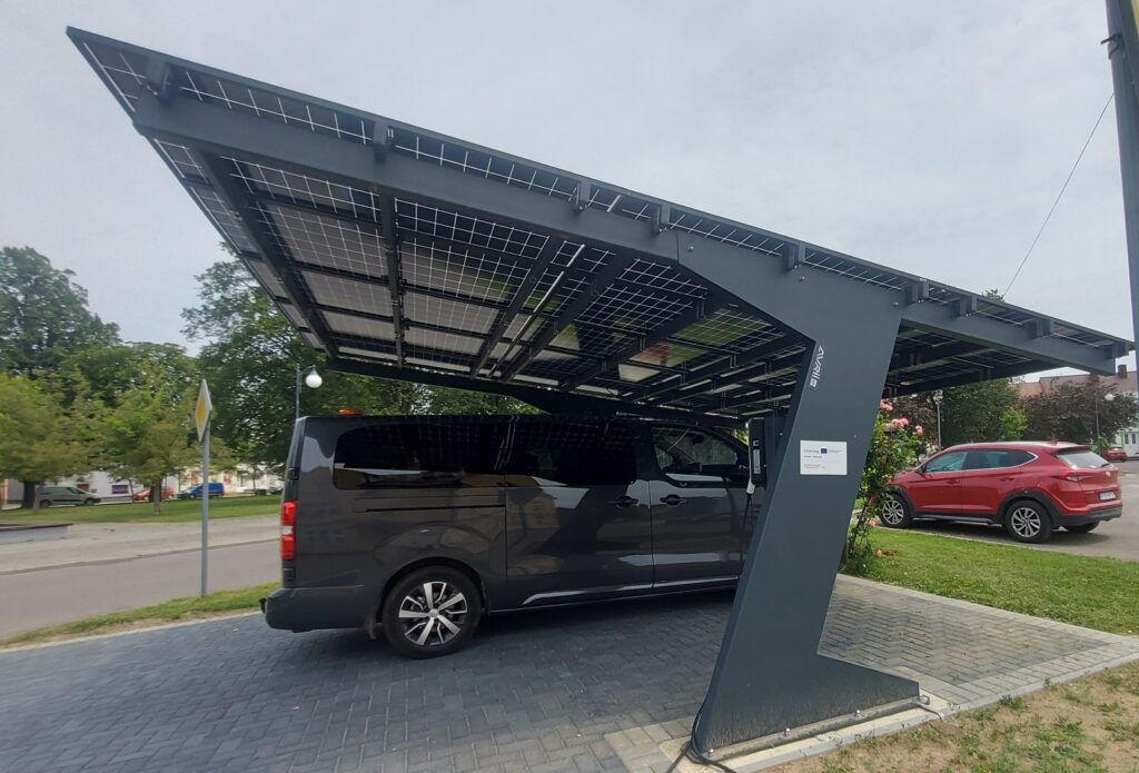 Bus elektryczny stojący pod carportem fotowoltaicznym