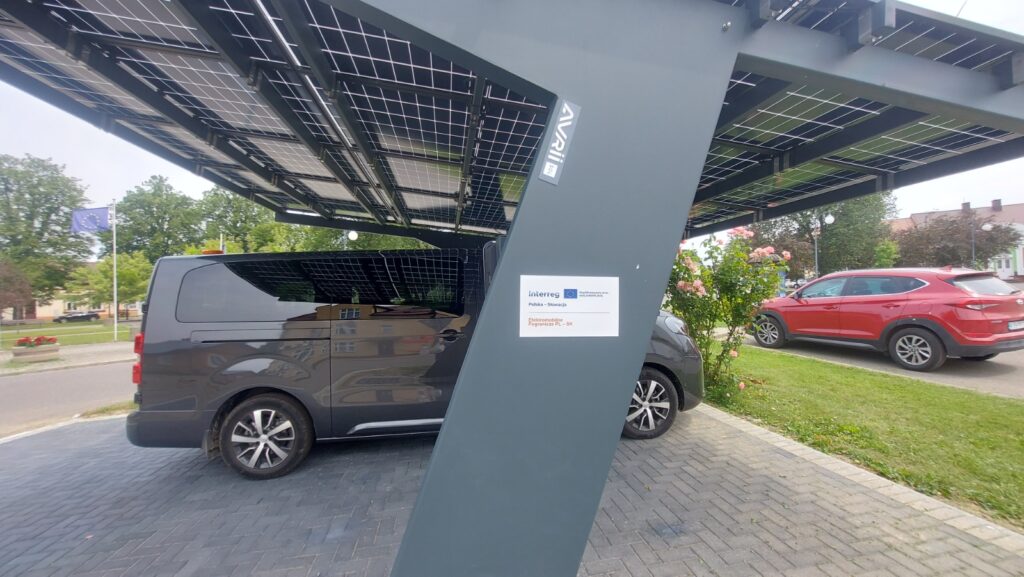 Carport fotowoltaiczny i bus elektryczny w Osieku Jasielskim