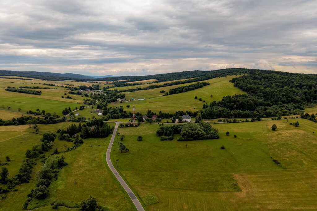 Widok z drona na krajobraz i drogę