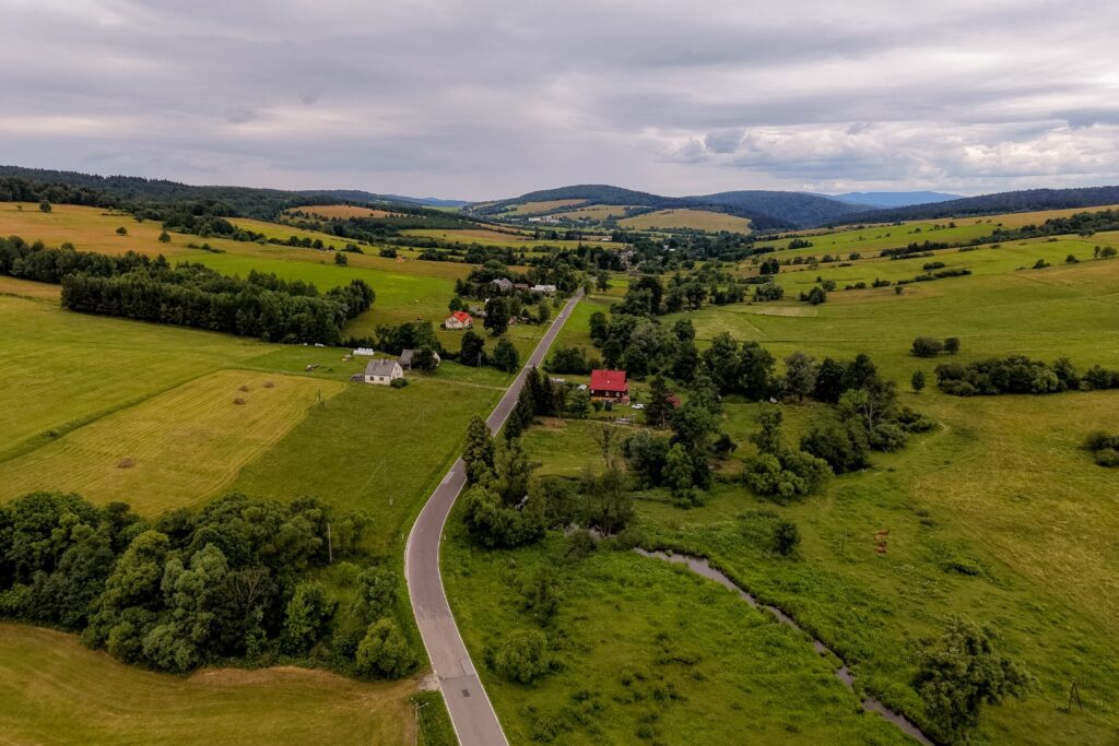 Widok z drona na drogę i krajobraz