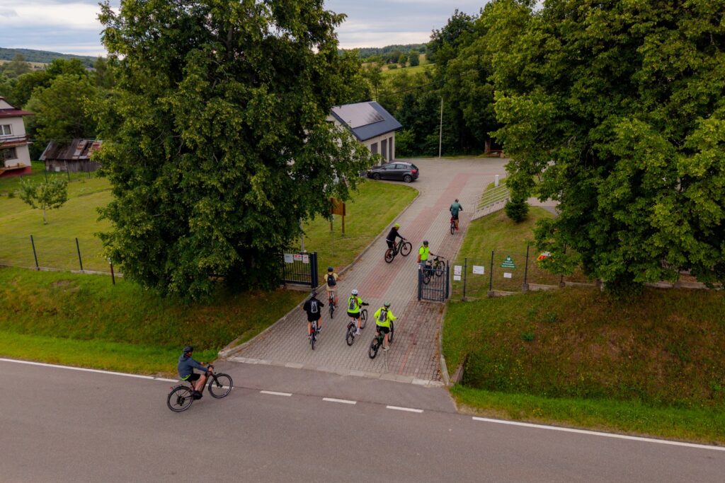 Widok z góry na rowerzystów na podjeździe do placówki
