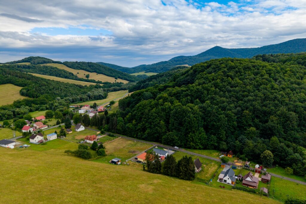 Zdjęcie z drona prezentująca zabudowania i tereny zielone