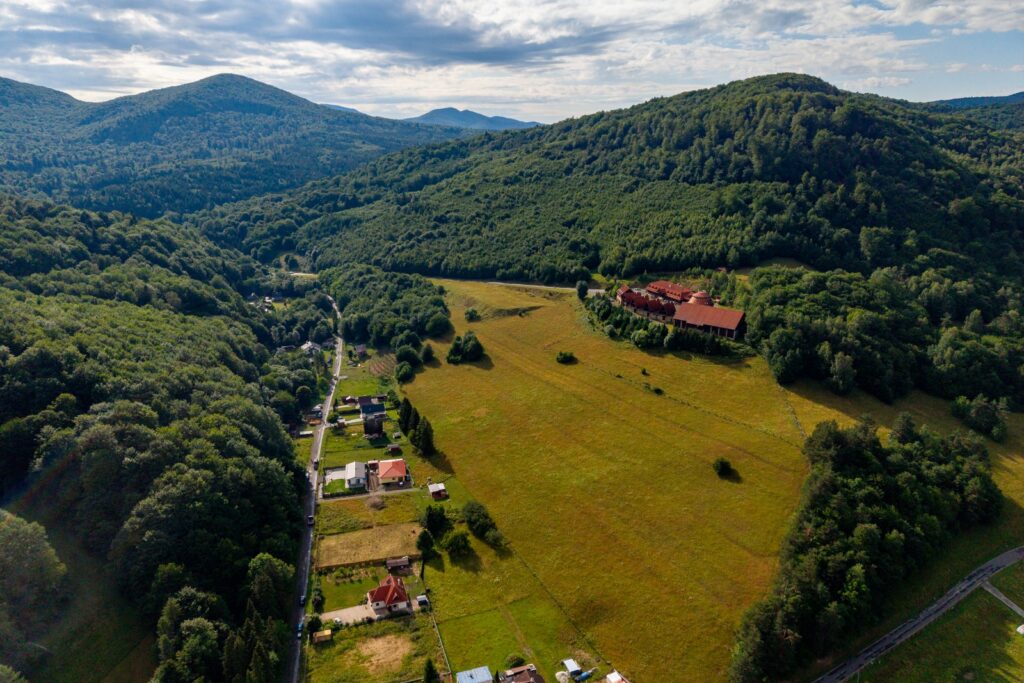 Widok z drona na budynki i las