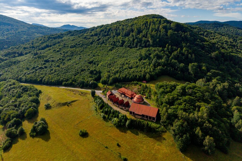 Widok z drona na budynki i las