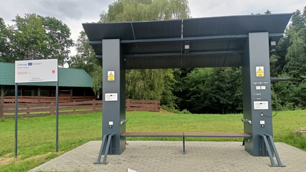 Solarna stacja ładowania rowerów elektrycznych w Mrukowej