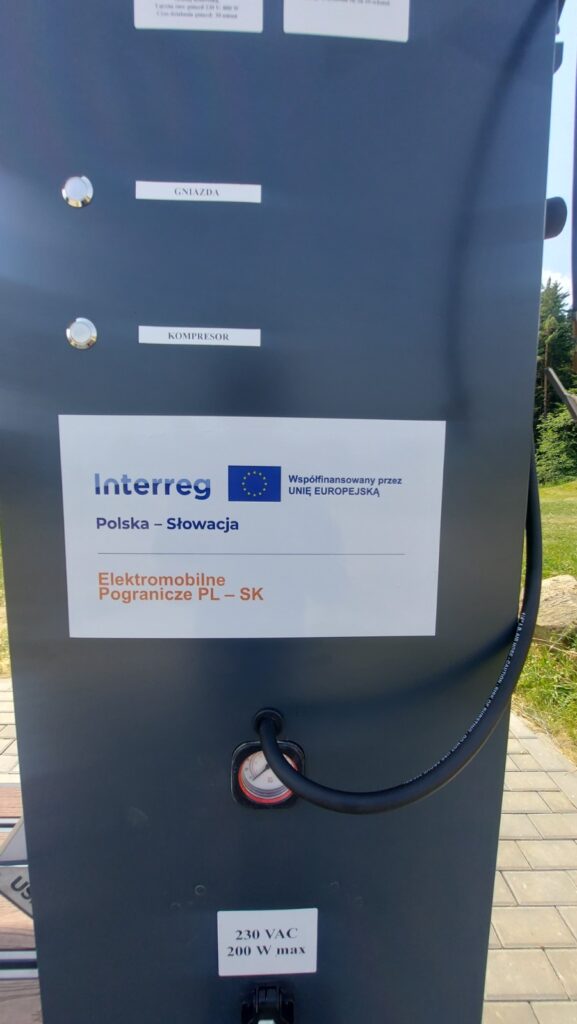 Naklejka Interreg na solarnej stacji ładowania rowerów elektrycznych w Mrukowej