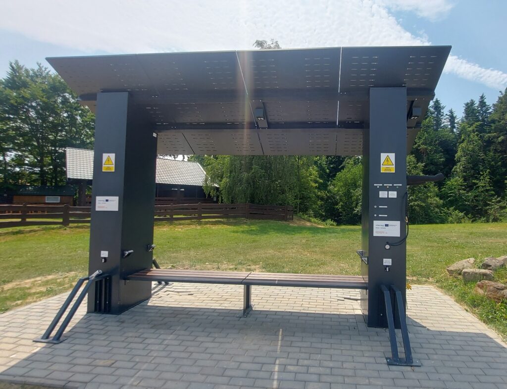 Solarna stacja ładowania rowerów elektrycznych w Mrukowej