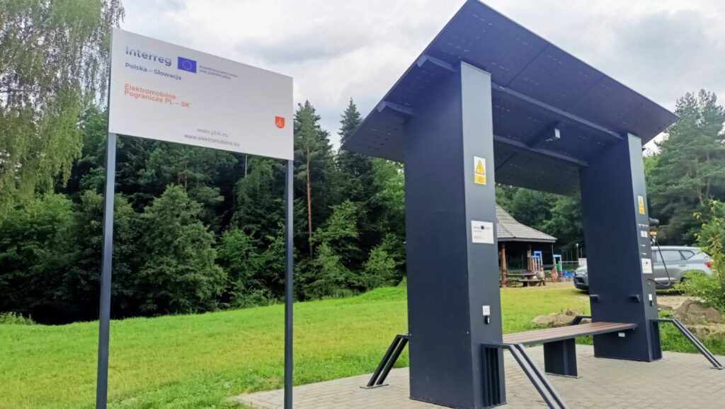 Tablica Interreg Polska - Słowacja obok solarnej stacji ładowania w Mrukowej