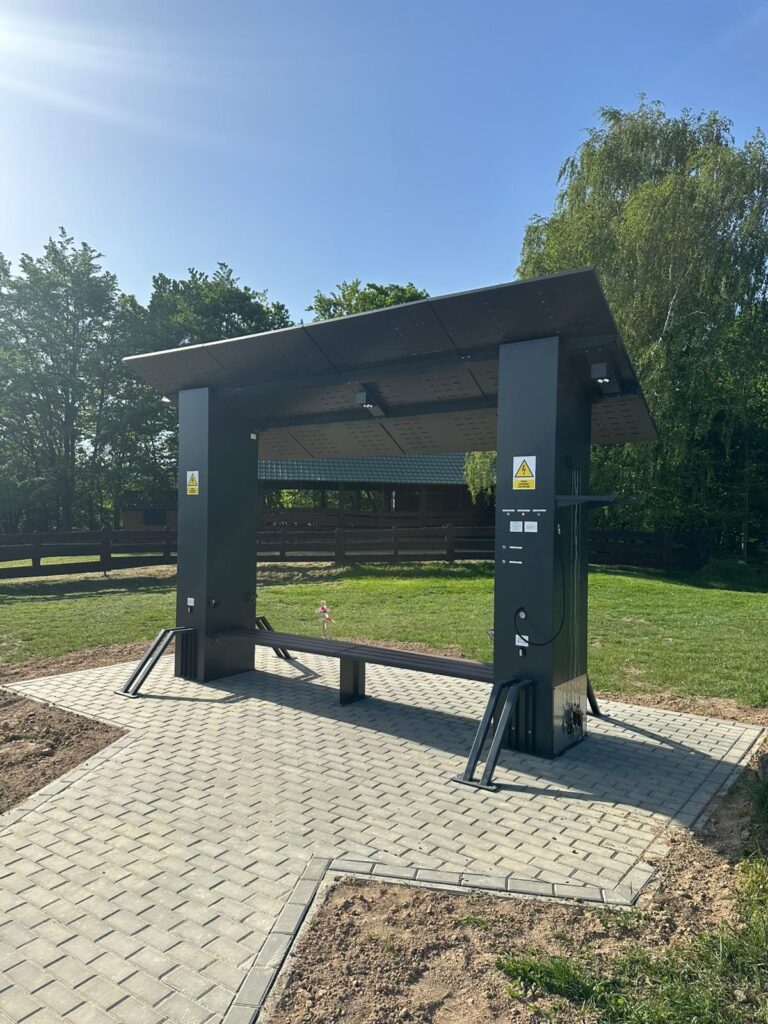 Solarna stacja ładowania rowerów elektrycznych w Mrukowej