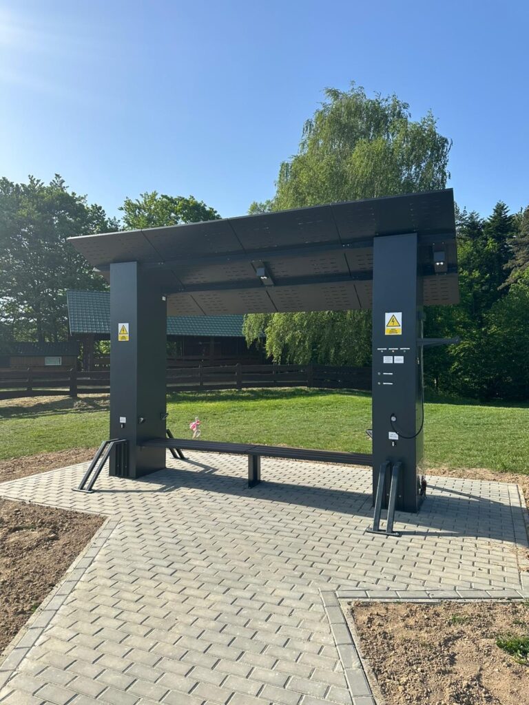 Solarna stacja ładowania rowerów elektrycznych w Mrukowej
