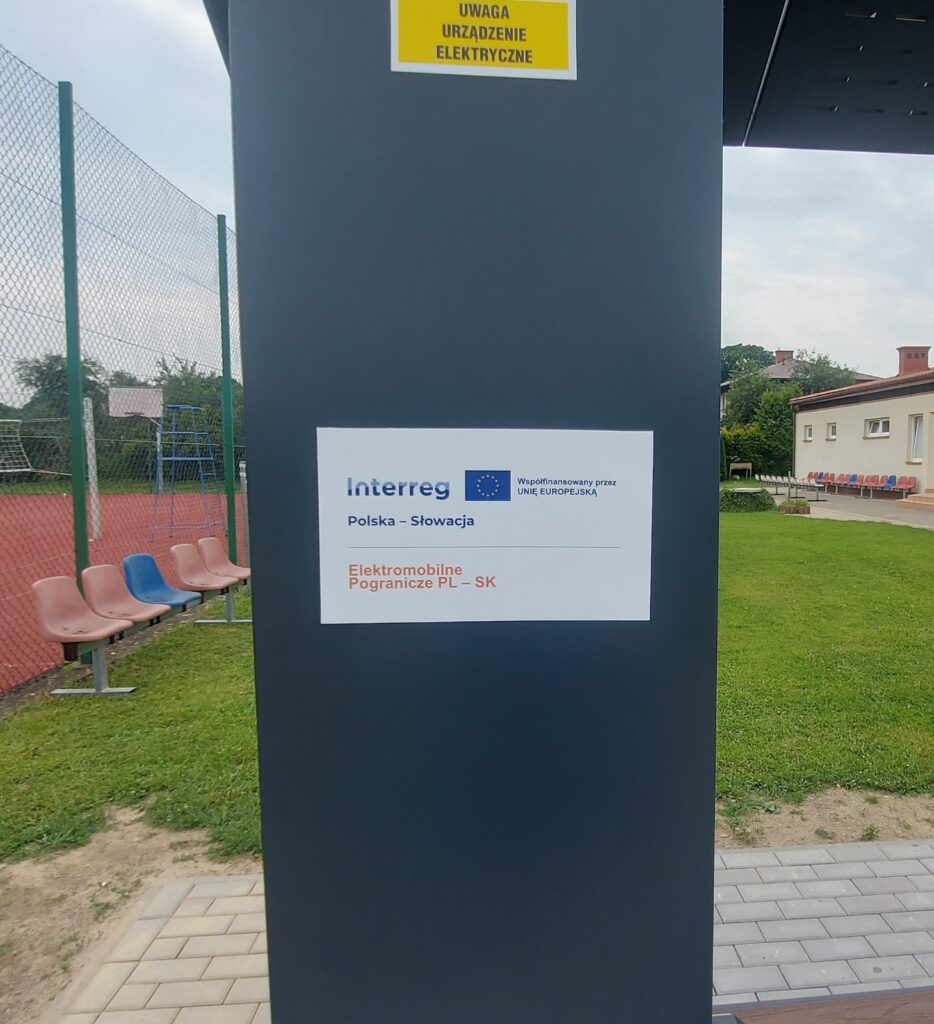 Naklejka Interreg Polska - Słowacja na solarnej stacji ładowania rowerów elektrycznych w Osieku Jasielskim