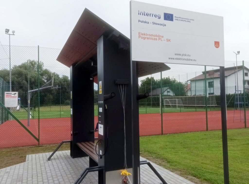 Tablica Interreg Polska - Słowacja przy stacji ładowania w Osieku Jasielskim