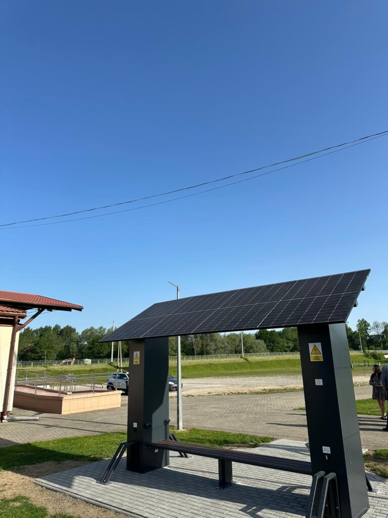 Solarna stacja ładowania rowerów elektrycznych w Osieku Jasielskim