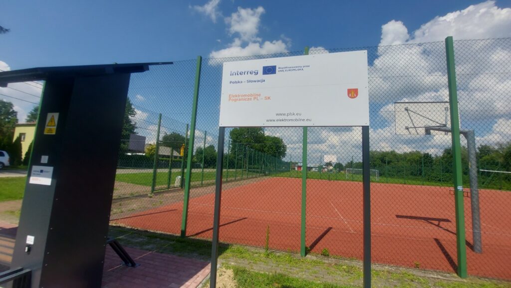 Tablica informacyjna Interreg Polska-Słowacja na ogrodzeniu w Załężu