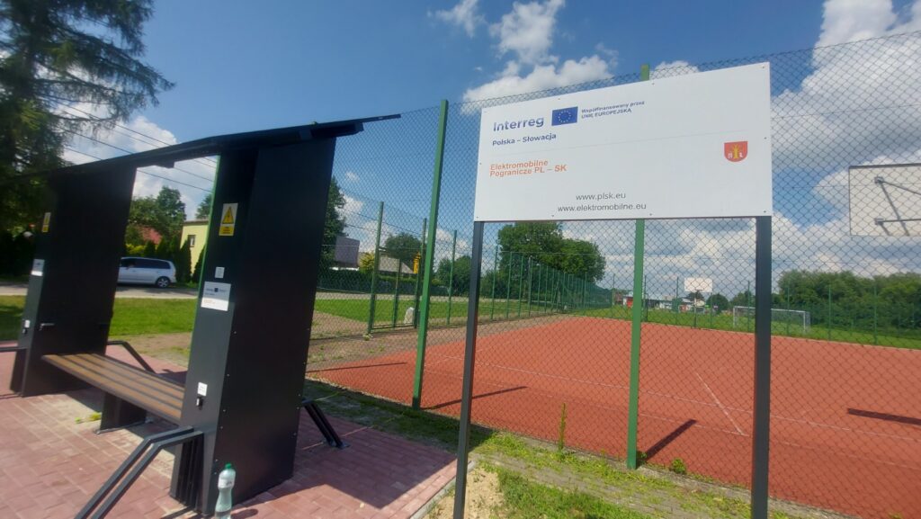 Solarna stacja ładowania rowerów elektrycznych w Załężu i tablica informacyjna